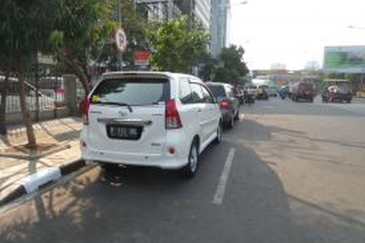 Kawasan parkir on street di Jalan Gajah Mada, Jakarta Pusat, Sabtu (1/8/2015)