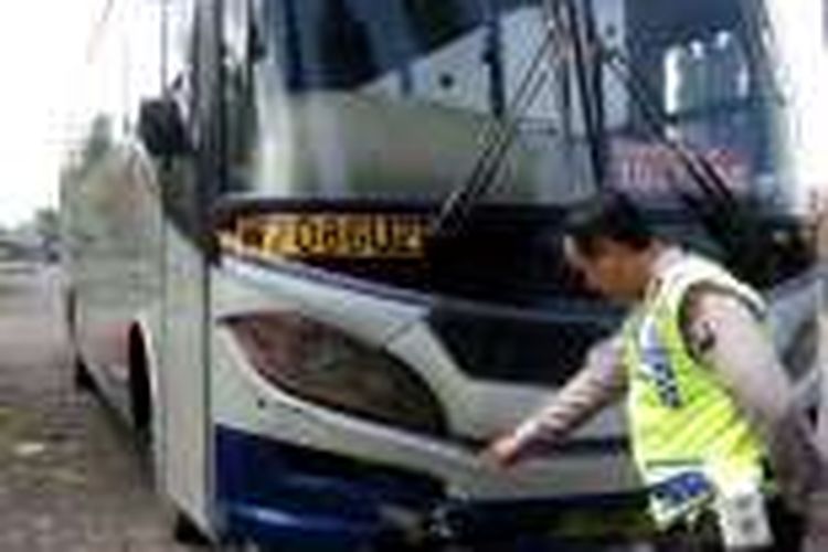 Foto : Anggota Satlantas Polres Madiun menunjukkan bus Sumber Slamet yang menabrak Yunianto, warga Madiun hingga tewas di ruas jalan Surabaya-Madiun di Desa Sidorejo, Kecamatan Mejayan, Kabupaten Madiun, Rabu (16/11/2016). 