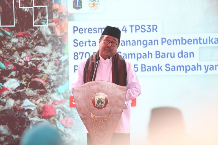 Wakil Gubernur (Wagub) Provinsi DKI Jakarta, Rano Karno, meresmikan empat Tempat Pengolahan Sampah Reduce, Reuse, dan Recycle (TPS 3R), di TPS 3R Semper, Jumat (21/3/2025).