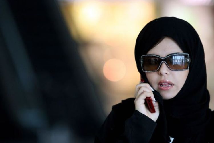 Perempuan Arab Saudi disebut tidak harus mengenakan abaya atau jubah longgar di depan umum.