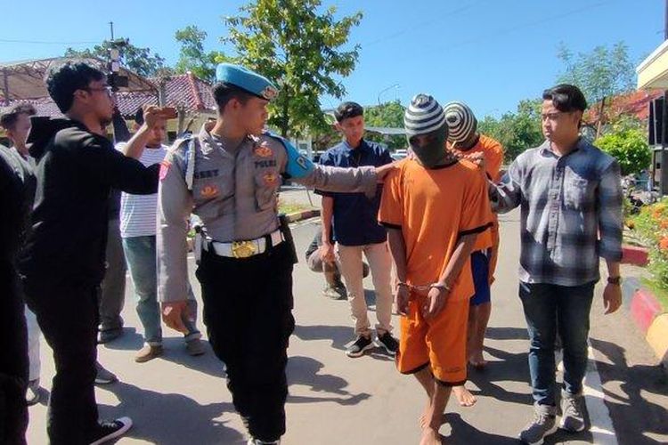 Remaja diduga geng motor yang ditetapkan sebagai tersangka pembacokan anggota polisi saat konferensi pers di Mapolres Indramayu, Jumat (12/5/2023). 

