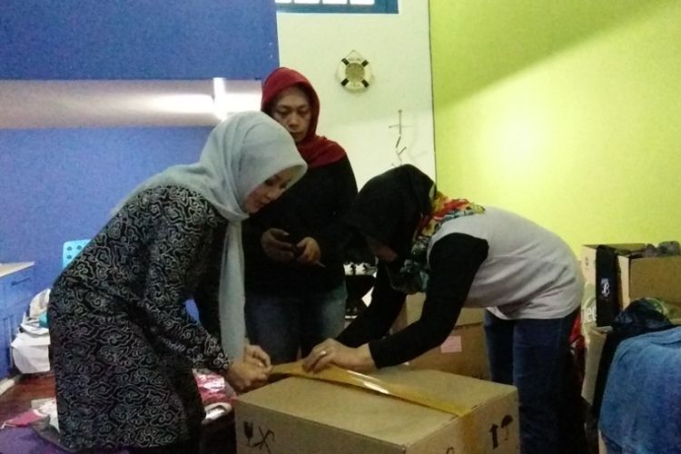 Istri Ridwan Kamil, Atalia Praratya saat berkemas membereskan barang pribadinya di rumah dinas Wali Kota Bandung, Jalan Dalemkaum, Jumat (19/1/2018). Keluarga Ridwan Kamil tengah bersiap pindahan rumah untuk menghadapi Pilkada 2018.