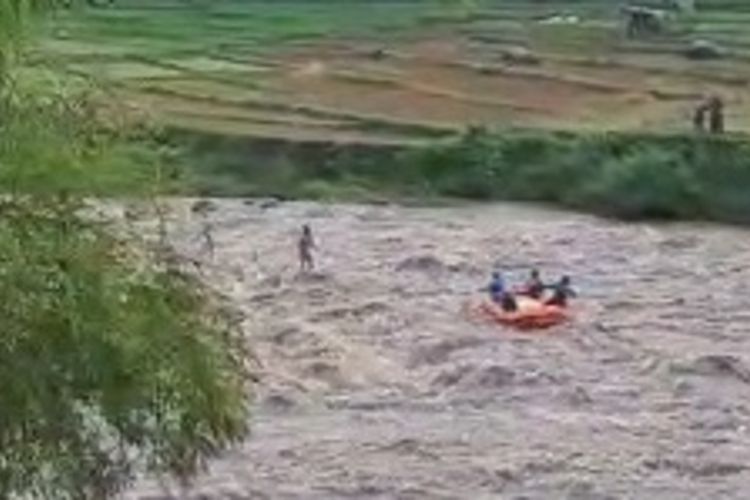 Tangkapan layar video detik-detik penyelamatan korban banjir bandang oleh tim arung jeram di Sungai Serayu, Banjarnegara, Jawa Tengah, Minggu (20/6/2021).