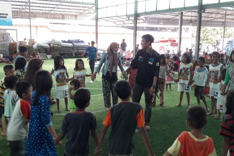 Anak-anak di Posko Pengungsian Labuan tengah bermain berasama tim trauma healing, Jumat (28/12/2018). Di posko Labuan ini tercatat ada 400 pasien yang mengeluhkan berbagai penyakit, 116 di antaranya mengidap ISPA.