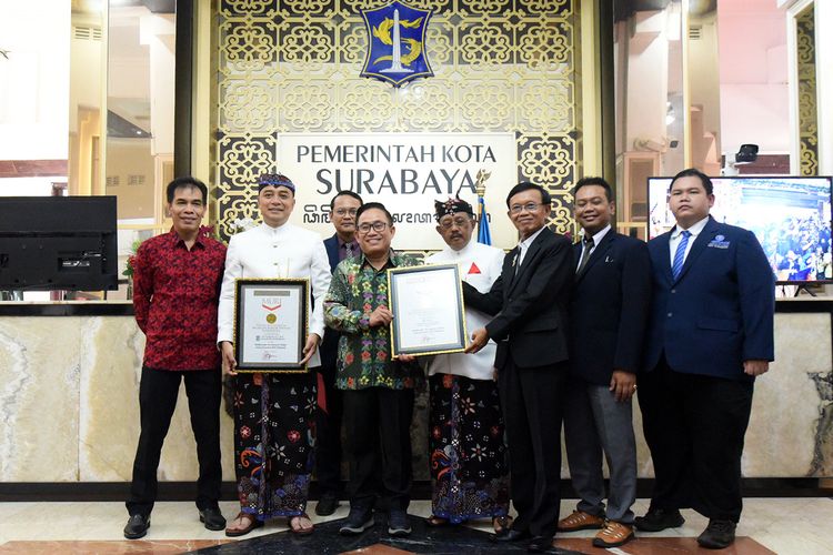 Eri dan DPC Peradi Surabaya mendapatkan apresiasi berupa sertifikat atau piagam dari Museum Rekor Indonesia (MURI).