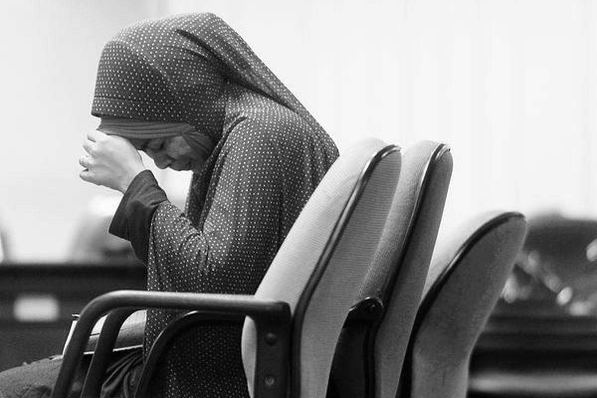 Terdakwa Wa Ode Nurhayati, anggota DPR nonaktif dari Fraksi Partai Amanat Nasional, tertunduk saat mengikuti sidang di Pengadilan Tindak Pidana Korupsi Jakarta, Selasa (2/10). Jaksa menuntut Wa Ode dengan hukuman 14 tahun penjara atas perkara tindak pidana korupsi dan pencucian uang.