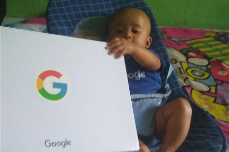 Bayi Google diberikan cendera mata oleh pihak Google Indonesia, Senin (1/7/2019).