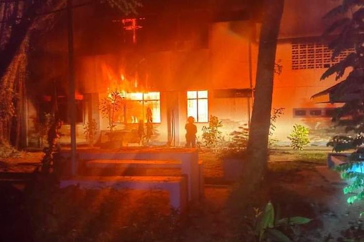 Gedung Akademik Fakultas Keguruan dan Ilmu Pendidikan (FKIP) Universitas Pattimura Ambon terbakar, Selasa (11/4/2023)
