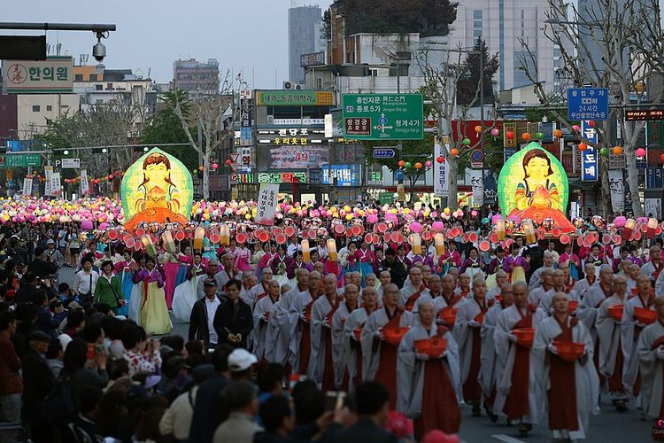 Perayaan Waisak menjadi hari suci agama Buddha di Korea Selatan.