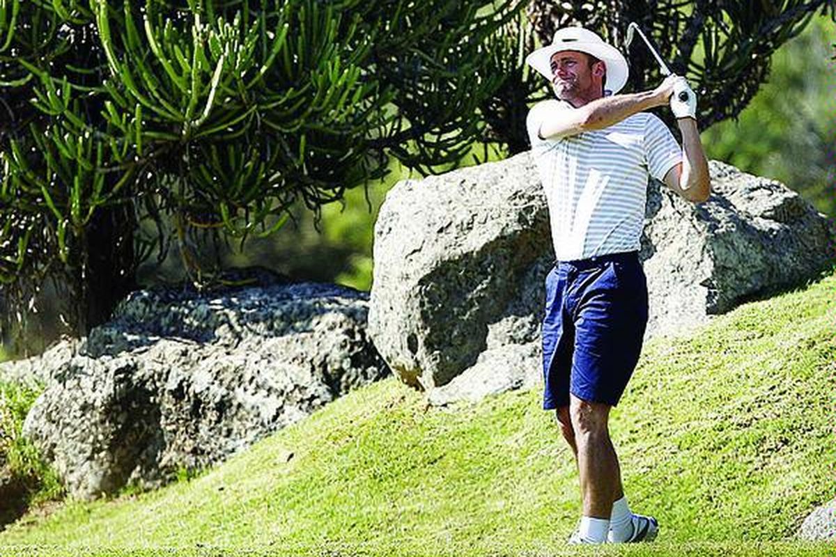 Kiper Inggris, Robert Green, yang membuat blunder di laga melawan Amerika Serikat melupakan sejenak kegagalannya dengan bermain golf di Sun City, Afrika Selatan, Minggu (13/6).