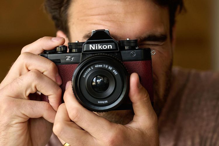 Ilustrasi kamera mirrorless full frame Nikon ZF.