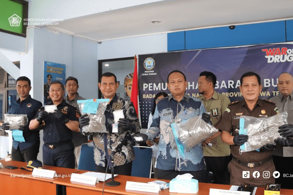Sejumlah barang bukti berupa narkotika jenis sabu dan ganja dari empat kasus yang berhasil diungkap oleh Bea Cukai Jateng dan DIY serta BNN Provinsi Jateng