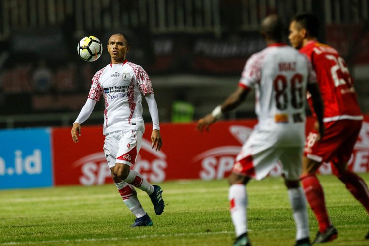 Pemain Persipura Jayapura R Salampessy berebut bola dengan pemain Persija Jakarta  saat Liga 1 2018 di Stadion Pakansari, Bogor, Jumat (25/5/2018). Persija menang dengan skor 2-0.