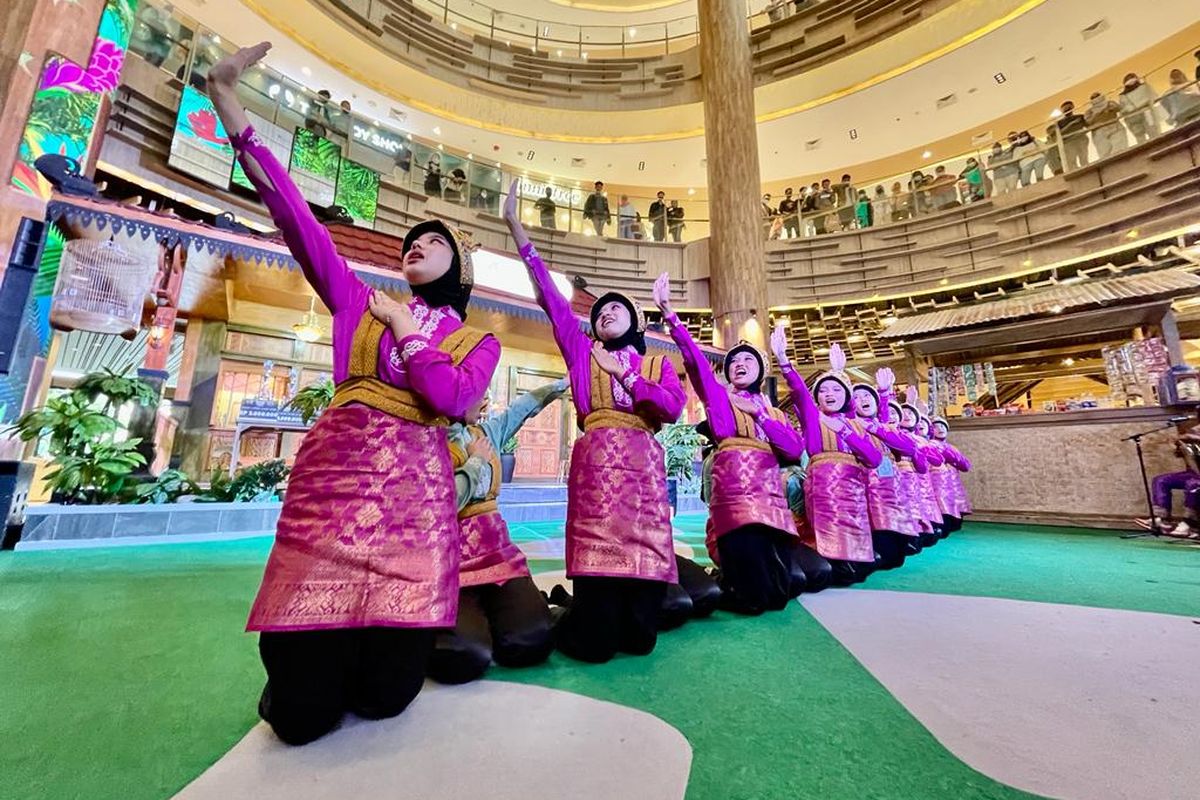 Pertunjukan kesenian daerah di Aeon mall Tanjung Barat