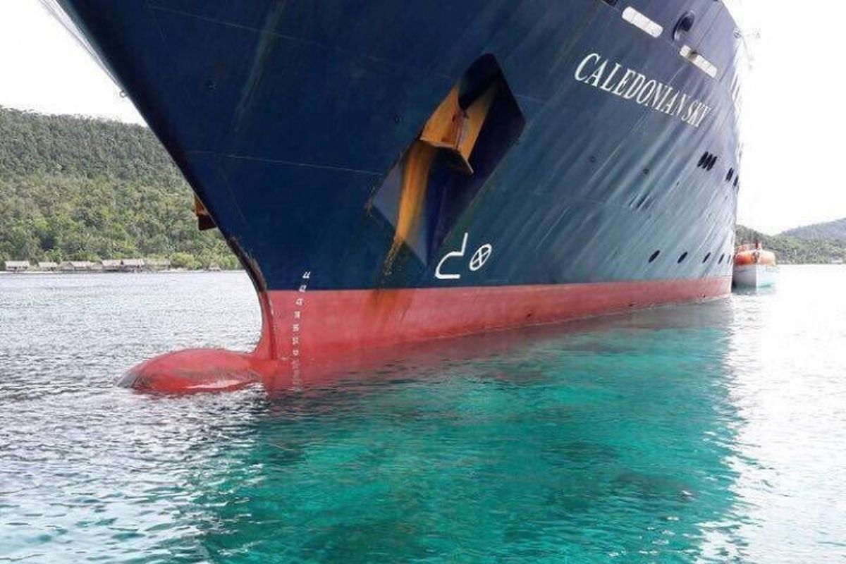 kapal pesiar Caledonia Sky yang terjebak di wilayah surut perairan Raja Ampat pada 4 Maret 2017 lalu. 