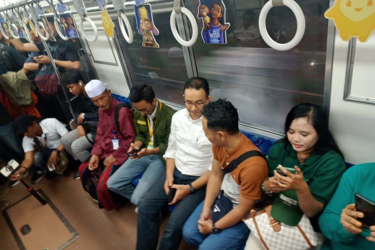 Calon presiden nomor urut 1, Anies Baswedan pulang kampanye dari Bogor menggunakan KRL, Selasa (28/11/2023).