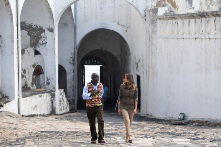 Ibu Negara Amerika Serikat Melania Trump (kanan) dan Pejabat Museum Kwesi Essel-Blankson (kiri) berkeliling ke Kastil Cape Coast , bekas benteng perdagangan budak, di Cape Coast, Ghana, Rabu (3/10/2018). (AFP/Saul Loeb)