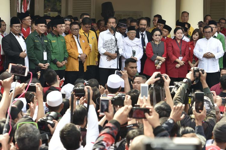 Calon presiden petahana Joko Widodo (tengah) menyampaikan pidato politik didampingi calon wakil presiden Maruf Amin (kelima kanan) dan para ketua umum partai politik pendukung di Gedung Joang, Jakarta, Jumat (10/8/2018). Joko Widodo menyampaikan pidato politik sebelum mendaftarkan diri ke KPU untuk Pilpres 2019.