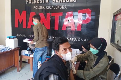 Polsek di Kabupaten Bandung Ini Beri Hadiah Minyak Goreng Bagi Warga yang Divaksin