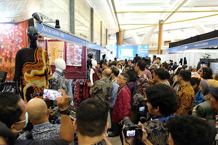 Menkop dan UMKM Teten Masduki mengunjungi booth pameran Indocraft 2020. 