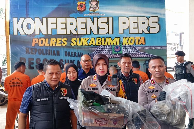 Kepala Polres Sukabumi Kota, AKBP Rita Suwadi (tengah) memperlihatkan barang bukti saat konferensi pers di Sukabumi, Jawa Barat, Minggu (15/9/2024).
