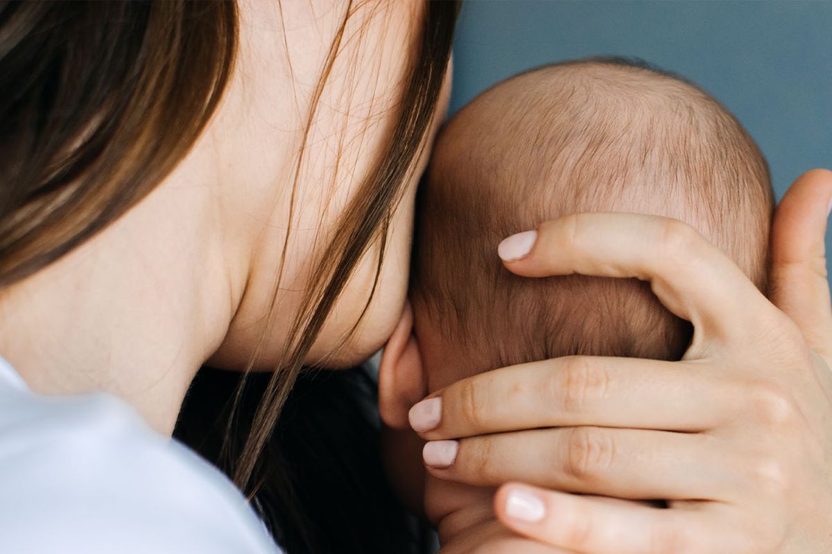 Tetap menyusui si buah hati adalah salah satu cara mengatasi mastitis pada ibu menyusui.