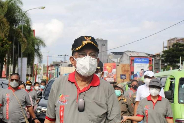 Wali Kota Ambon Richard Louhenapessy usai meluncurkan Pekan Selebrasi Vaksinasi dalam rangka menyongsong HUT ke446 Kota Ambon di Tribun Lapangan Merdeka Ambon, Jumat (27/8/2021)