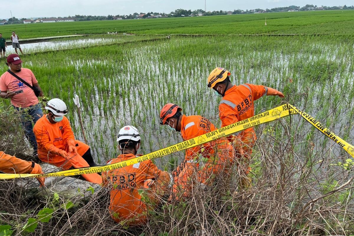 Sosok mayat tanpa kepala ditemukan di saluran irigasi persawahan Desa Dukuharum, Kecamatan Megaluh, Kabupaten Jombang, Jawa Timur, Rabu (12/2/2025).