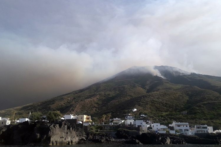 Asap keluar dari mulut kawah Gunung Stromboli di Pulau Stromboli, Italia, saat meletus pada Rabu (3/7/2019).