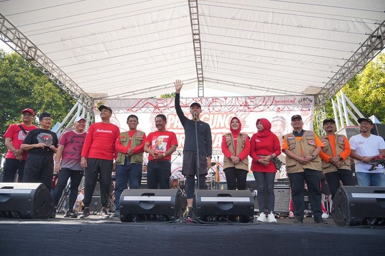 Gubernur Jawa Tengah (Jateng) Ganjar Pranowo saat menghadiri acara pengukuhan ribuan relawan kebencanaan desa se-Kabupaten Klaten di Alun-alun Kabupaten Klaten, Jateng, Jumat (1/9/2023). 