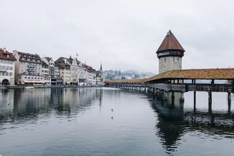 Jembatan Kapel (Chapel Bridge) di Luzern, Swiss