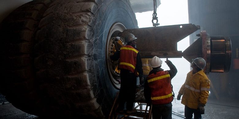 Para pekerja di PT Freeport Indonesia (PTFI) sedang mengecek kondisi kendaraan khusus tambang 