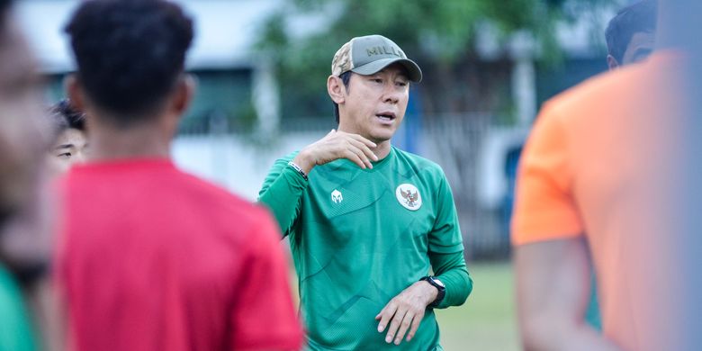 Pelatih Timnas Indonesia Shin Tae-yong memimpin latihan skuad Garuda Senin (19/9/2022) di Stadion Persib, Sidolig, Bandung jelang laga FIFA Match Day antara Indonesia vs Curacao.