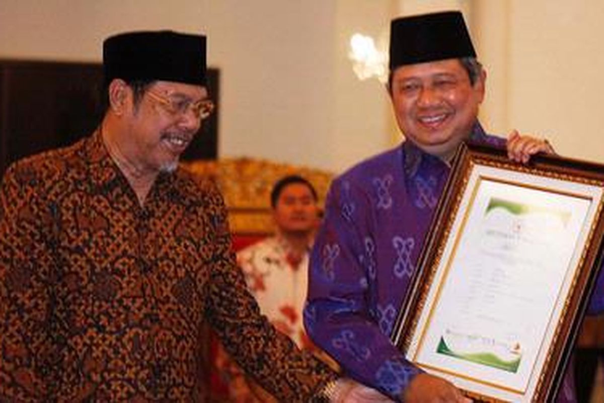 Ketua Badan Wakaf Indonesia BWI Tolchah Hassan menyerahkan sertifikat wakaf uang dari kepada Presiden Susilo Bambang Yudhoyono. Acara ini berlangsung saat Presiden menyerahkan wakaf uang senilai Rp 100 juta, usai mencanangkan Gerakan Nasional Wakaf Uang di Istana Negara, Jakarta, Jumat 8/1/2010. 