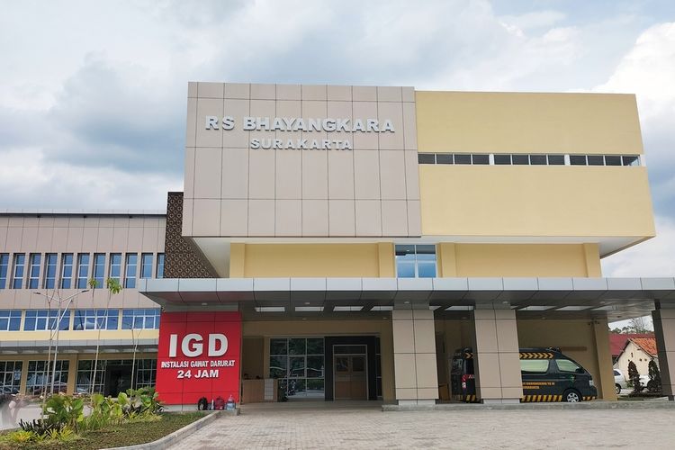 Rumah Sakit Bhayangkara Solo, di Jalan Adi Sucipto, Manahan, Banjarsari.