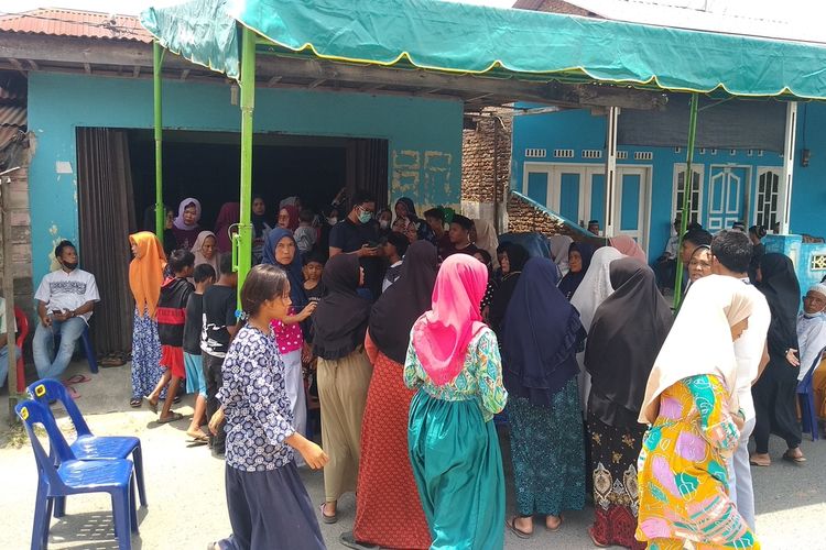 Suasana duka di rumah korban geng motor, Retno, saat berkendara dengan istri dan dua anaknya di Jalan M. Ilyas, Kelurahan Martubung, Kecamatan Medan Labuhan pada Rabu (20/4/2022).