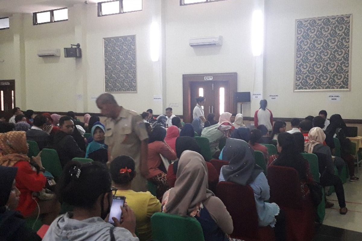 Suasana posko pelayanan PPDB Online Jakarta Timur di SMKN 26, Selasa (25/6/2019).