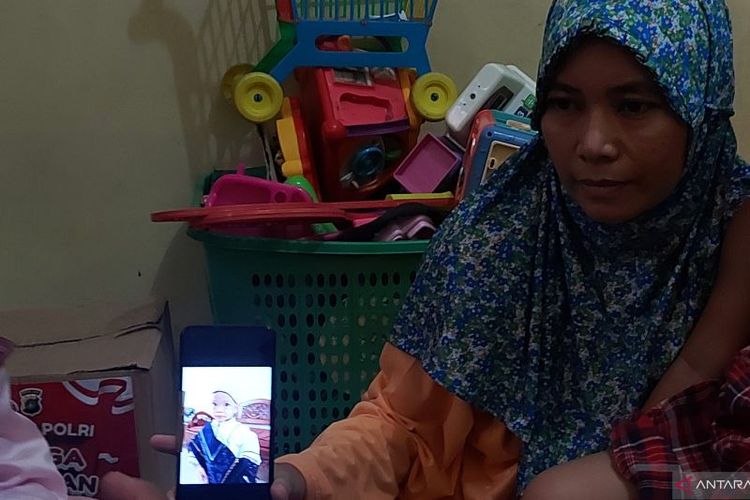 Ibu kandung dari balita yang meninggal dunia karena diduga gagal ginjal akut menunjukkan foto mendiang anaknya, Cakung, Jakarta, Kamis (27/10/2022). 