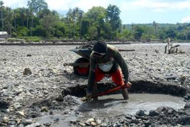 La Beke (43) sudah 12 tahun menjadi penambang pasir di pantai Kelurahan Masiri, Kecamatan Batauga, Kabupaten Buton Selatan. Ia sedang mensekop pasir dan dimasukan kedalam ke gerobak kecil