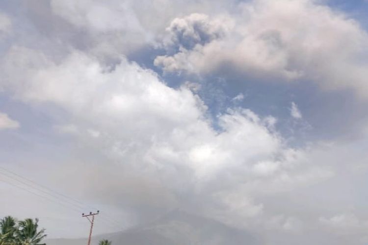 Minggu Siang, Gunung Lewotobi Semburkan Abu Vulkanik Setinggi 6 Kilometer