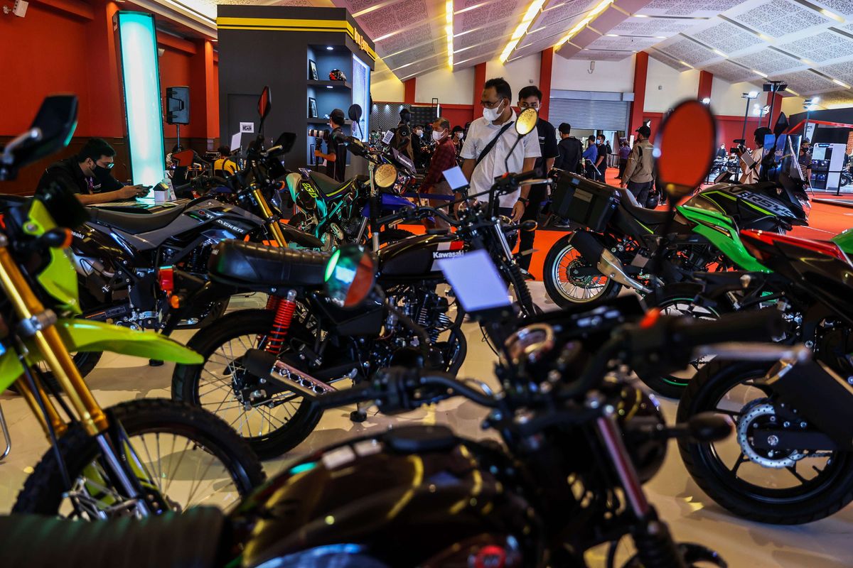 Pengunjung melihat motor yang dipamerkan pada pameran IIMS Hybrid 2021 di JiExpo Kemayoran, Jakarta Utara, Selasa (20/4/2021). Pameran otomotif Indonesia International Motor Show (IIMS) Hybrid 2021 yang berlangsung pada 15-25 April itu digelar secara daring (online) dan kunjungan langsung dengan pembatasan kapasitas dan penerapan protokol kesehatan Covid-19.