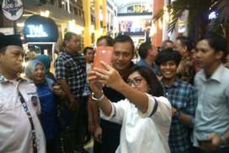 Bakal calon gubernur DKI dari Koalisi Cikeas, Agus Harimurti Yudhoyono di Mal Citos, Cilandak, Jakarta Selatan. Rabu (19/10/2016)