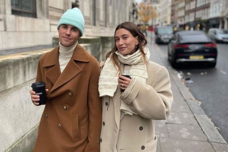 Justin Bieber dan Hailey Bieber tampak serasi dalam balutan mantel wol saat berkeliling di London.