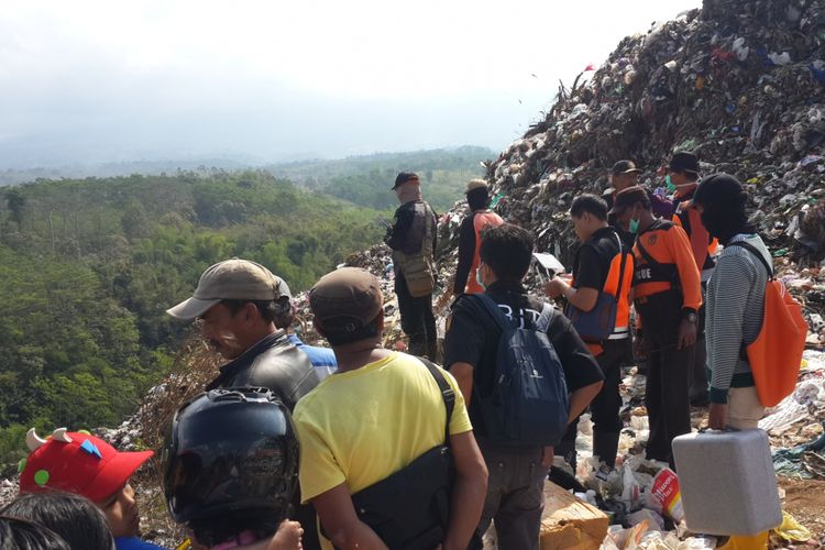 Tim SAR Gabungan saat melakukan pencarian terhadap pemulung bernama Agus Sujarno yang hilang pasca tertimbun longsoran sampah pada Rabu (11/7/2018) di TPA Supit Urang, Kota Malang, Kamis (12/7/2018)