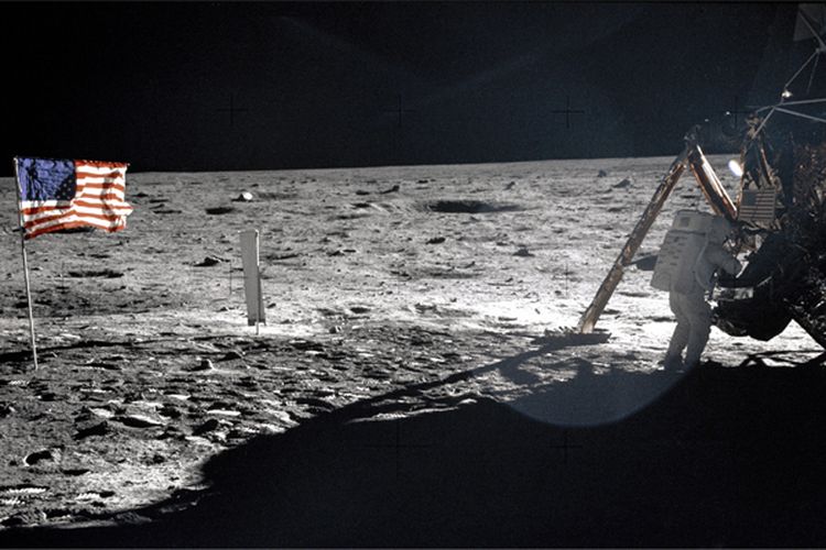 Neil Armstrong menjadi manusia pertama yang menjejakkan kaki di bulan.