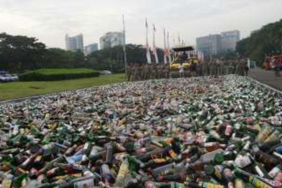 Puluhan ribu botol minuman keras hasil sitaan Satpol PP di Silang Tenggara Monas, Selasa (28/6/2016). 