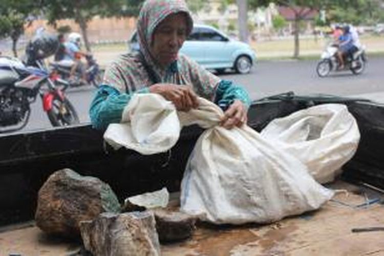 Annisa Lakore, nenek asal Subaim, Sofifi Maluku Utara. Kelelahan terlihat dari wajah nenek Annisa yang penuh peluh saat ditemui di lokasi penjualan batu akik di Kelurahan Salero, Kota Ternate, Maluku Utara, pekan lalu. 