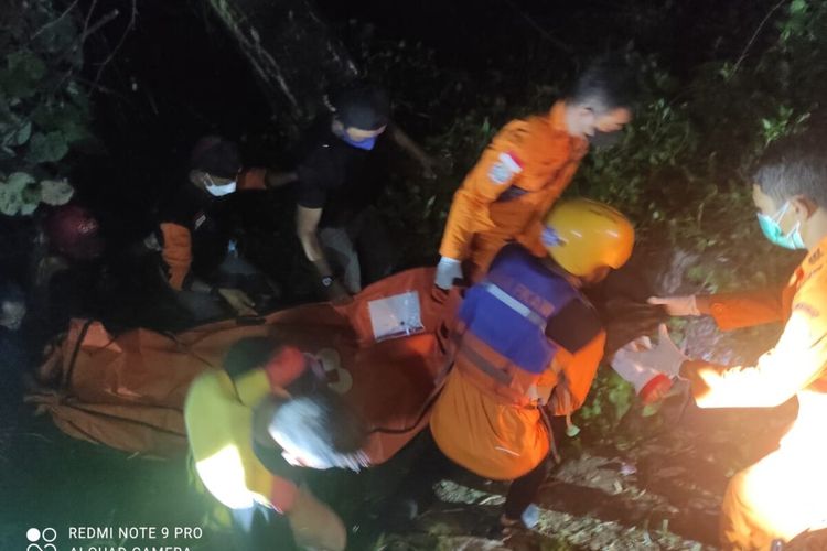 Tim SAR Gabungan Evakuasi Pemancing di DAM, Kapanewon Imogiri, Bantul Rabu (23/2/2022) malam