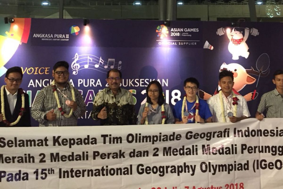 Tim Olimpiade Geografi Indonesia berhasil meraih prestasi dengan meraih 2 medali perak dan 2 medali perunggu dalam International Geography Olympiad (IGeO) 2018. 