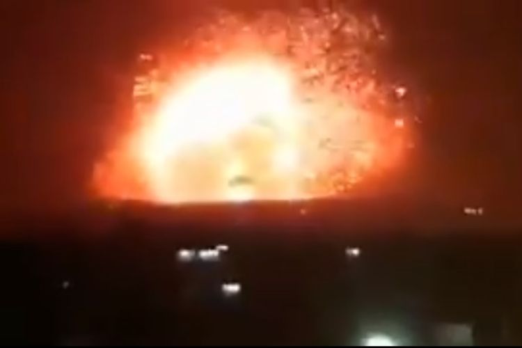Serangan rudal menyerang salah satu pangkalan militer di Suriah, Minggu (29/4/2018). (Tangkapan gambar dari RT)